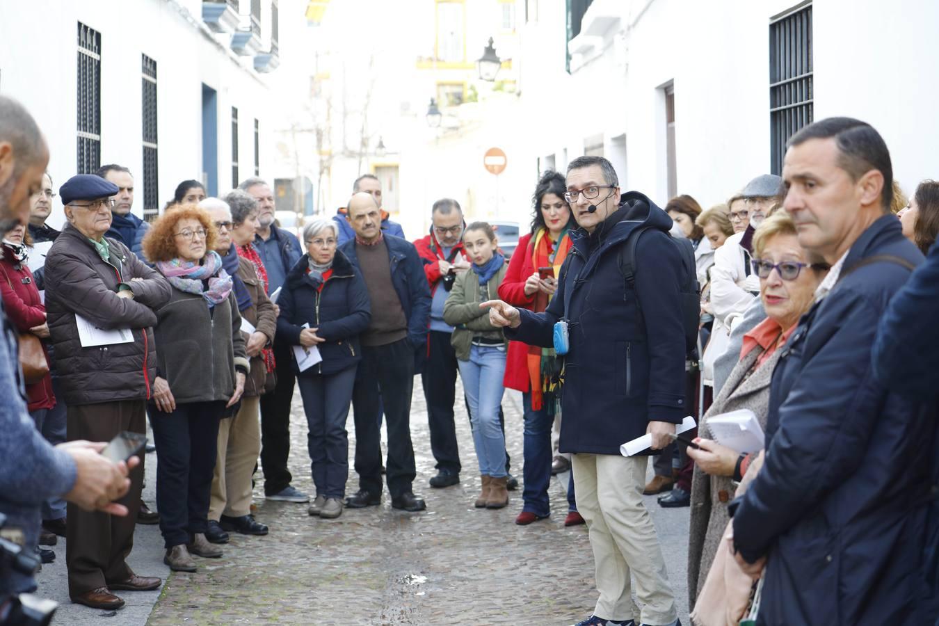 El paseo por la Córdoba del grupo Cántico, en imágenes