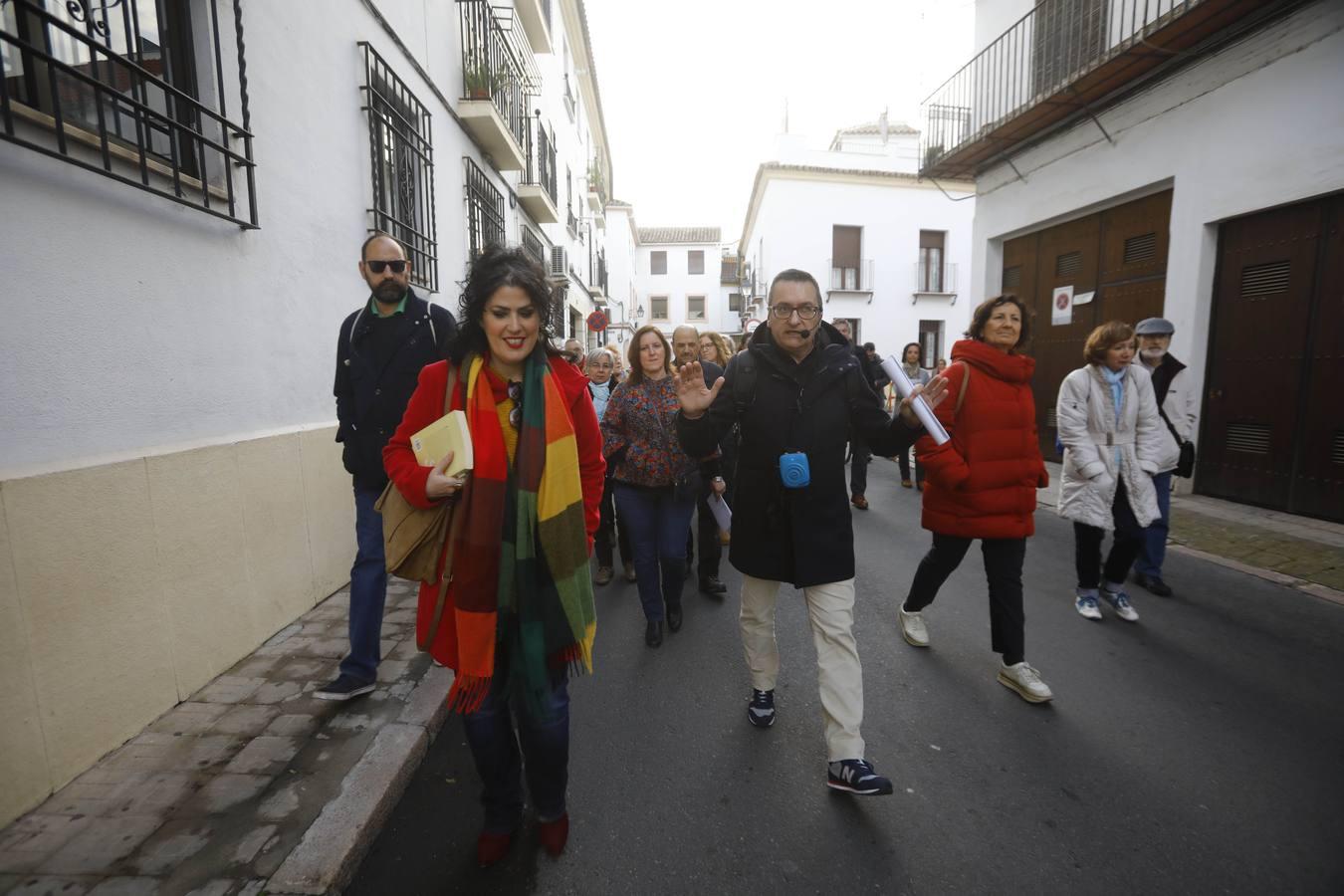 El paseo por la Córdoba del grupo Cántico, en imágenes