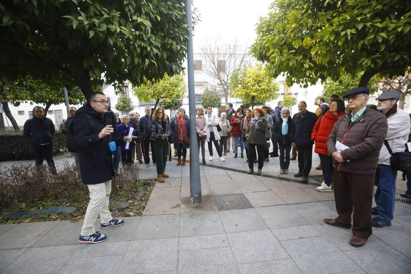 El paseo por la Córdoba del grupo Cántico, en imágenes