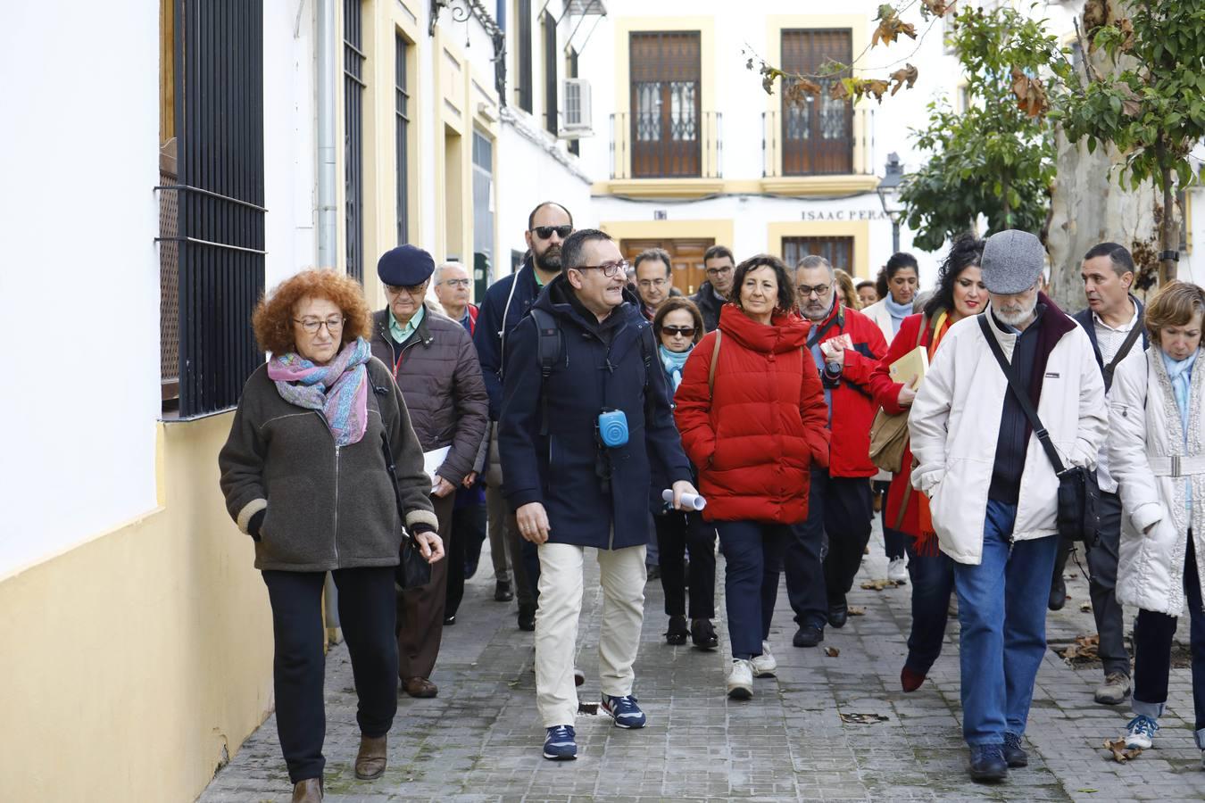 El paseo por la Córdoba del grupo Cántico, en imágenes