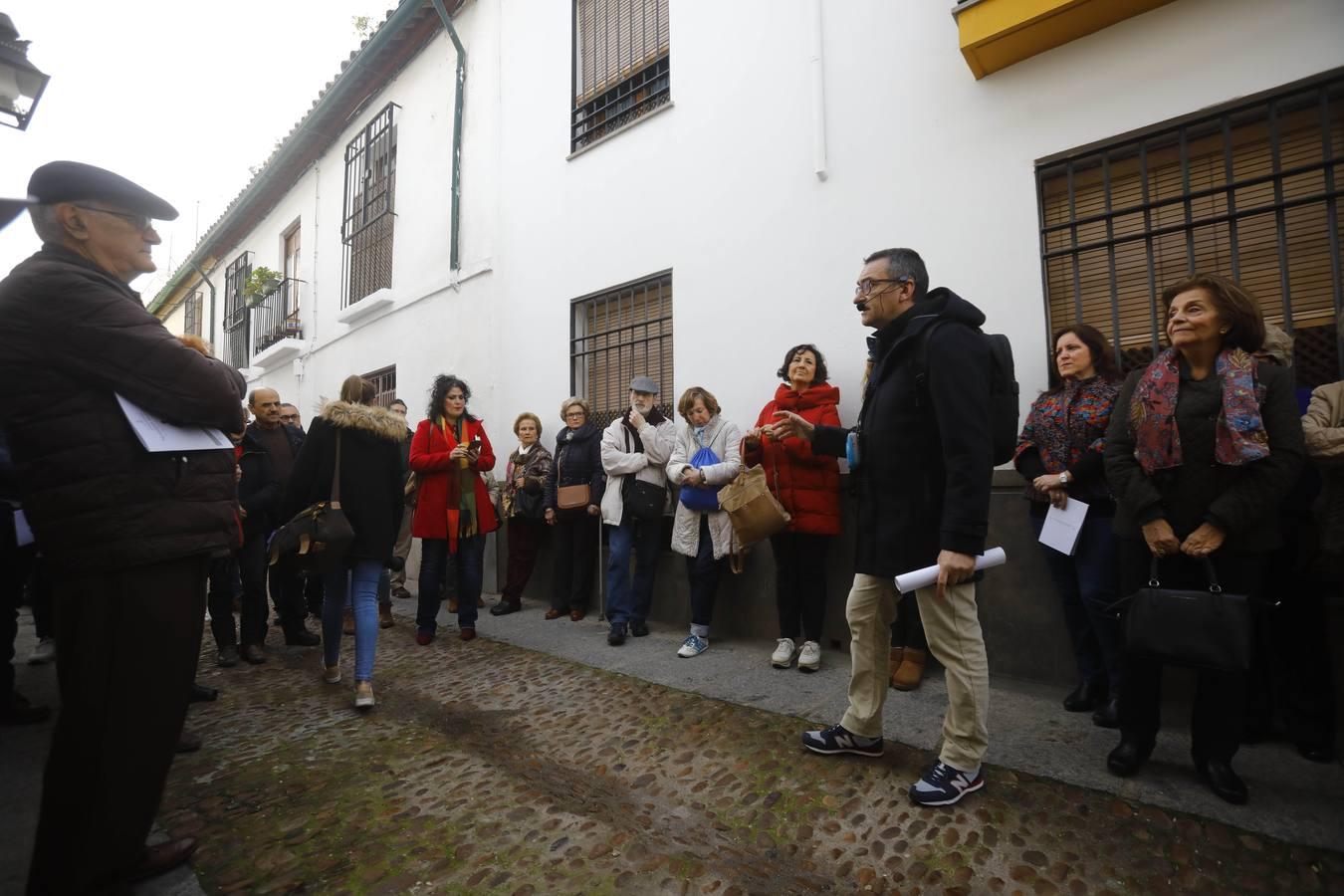 El paseo por la Córdoba del grupo Cántico, en imágenes