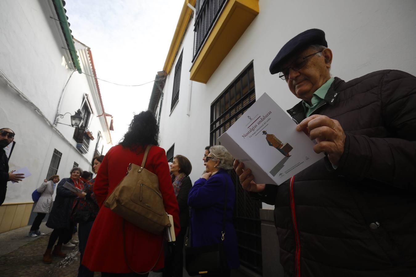 El paseo por la Córdoba del grupo Cántico, en imágenes