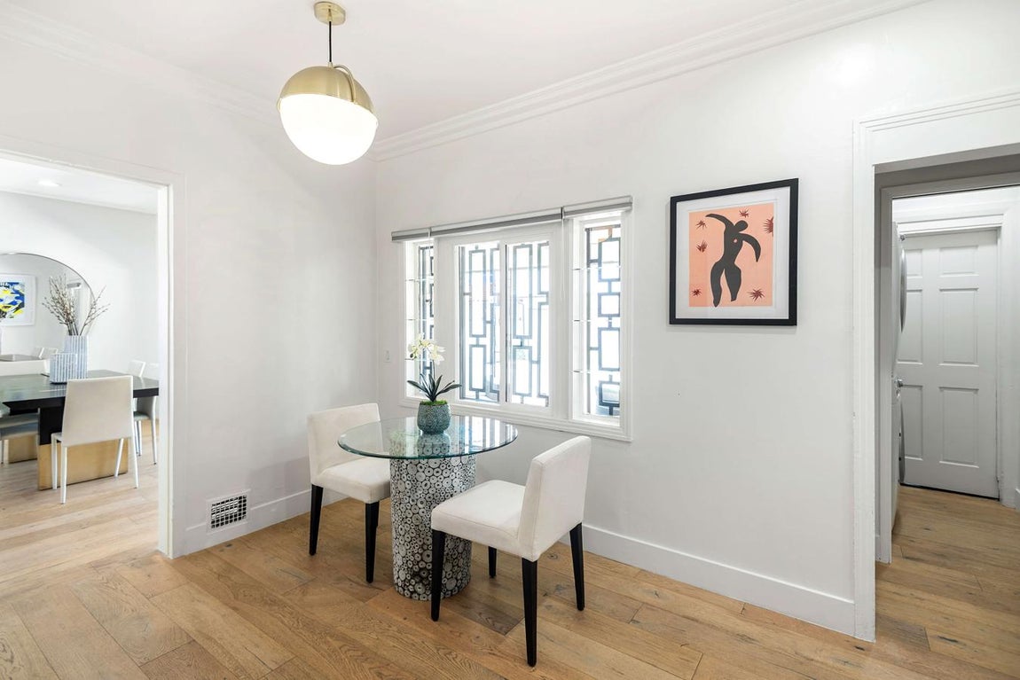 Meghan Markle en Hancock Park. Las estancias son de corte minimalista muchas de ellas están separadas por arcos. No falta detalle en cada rincón, la inmobiliaria quiere mostrarla con todas sus posibilidades. Los muebles con estilo propio se en cuentran en rincones impensables