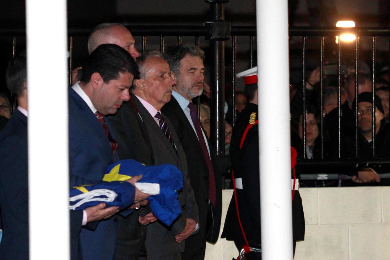 l ministro principal de Gibraltar, Fabian Picardo (i), durante la ceremonia celebrada cerca de la frontera en la que la bandera europea ha sido arriada del mástil para ser sustituida por la de la Commonwealth. 