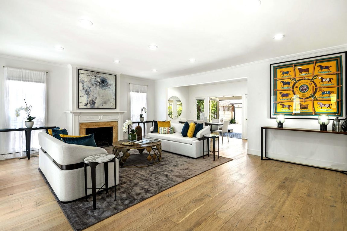 Meghan Markle en Hancock Park. El salón de Meghan Markle tiene iluminación directa por todos sus ángulos. Por un lado la chimenea separa dos puertas de cristal de suelo a techo y desde la parte trasera de esta estancia, que está en la planta baja de la vivienda, se accede al porche