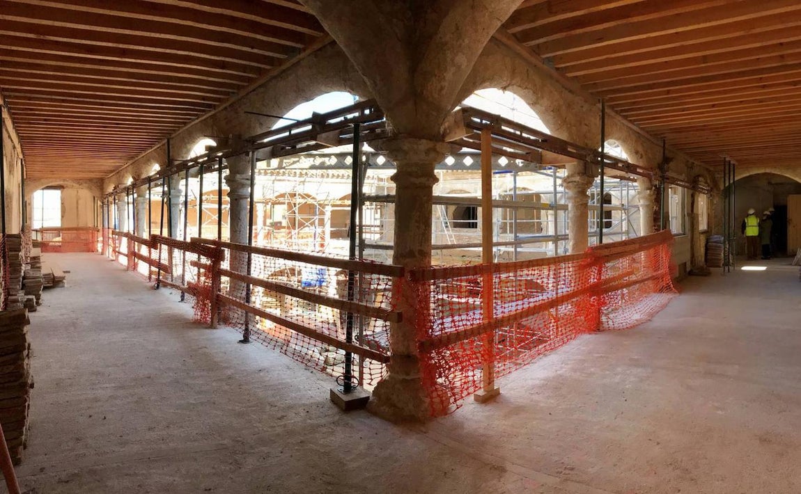 Obras en la galería superior. 