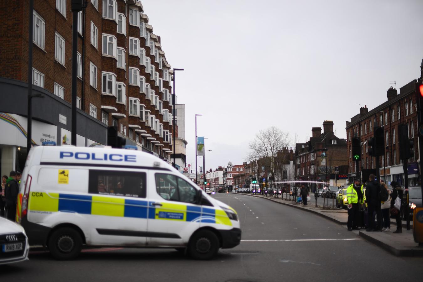 Zona acordonada. La Policía londinense en la escena del atentado en High Road, en Streatham, al sur de Londres