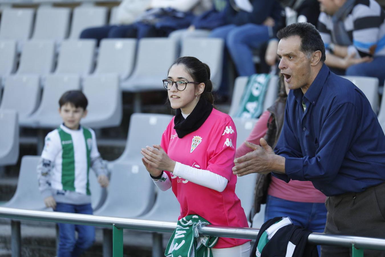 El ambiente en la grada del Córdoba-Yeclano, en imágenes