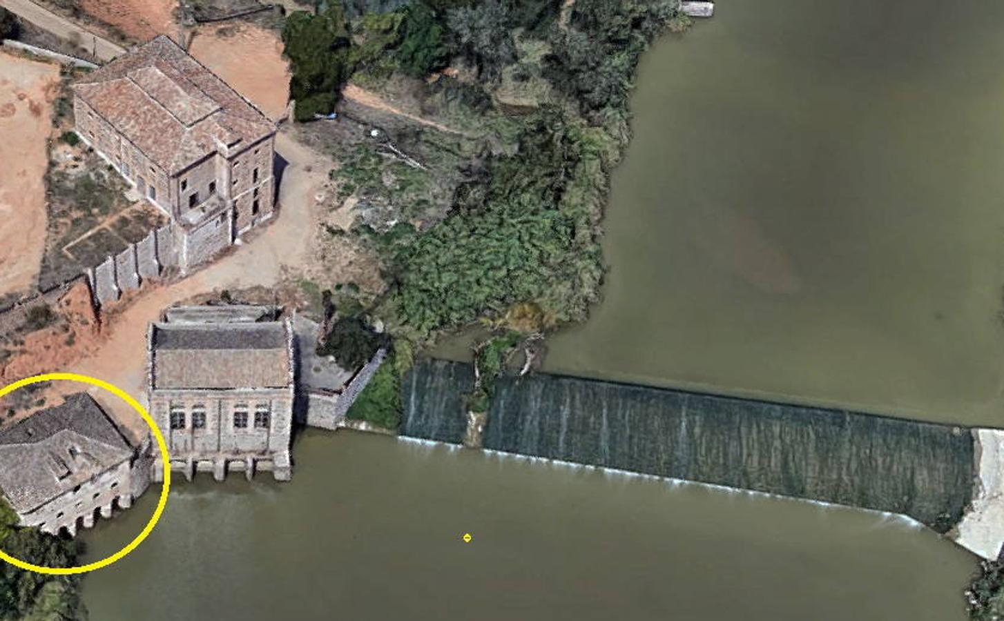 La actual presa de Safont, casi coincidente con la antigua del Cañal. A la izquierda, en un círculo, los molinos cercanos al lugar donde el Corregidor Navarro abrió la galería para regar la Vega Baja. 