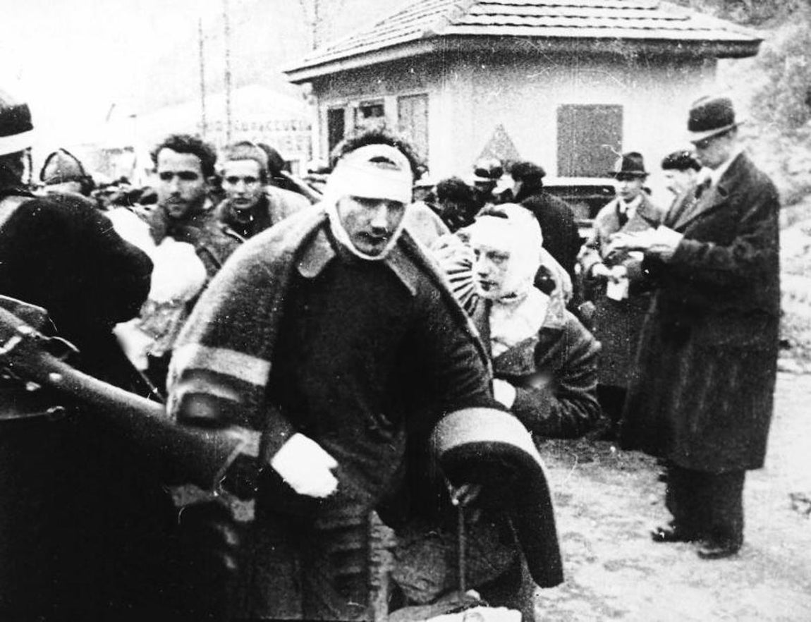 Soldados republicanos heridos, cruzando la frontera de Le Perthus. 