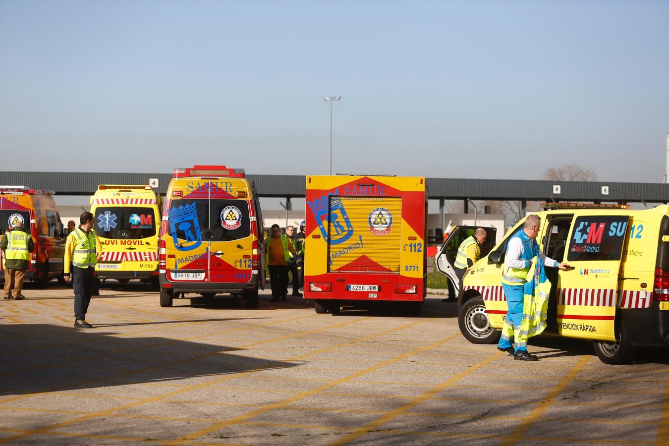 Equipos de emergencias dispuestos para el aterrizaje forzoso de un avión de Air Canada en el aeropuerto de Barajas. 