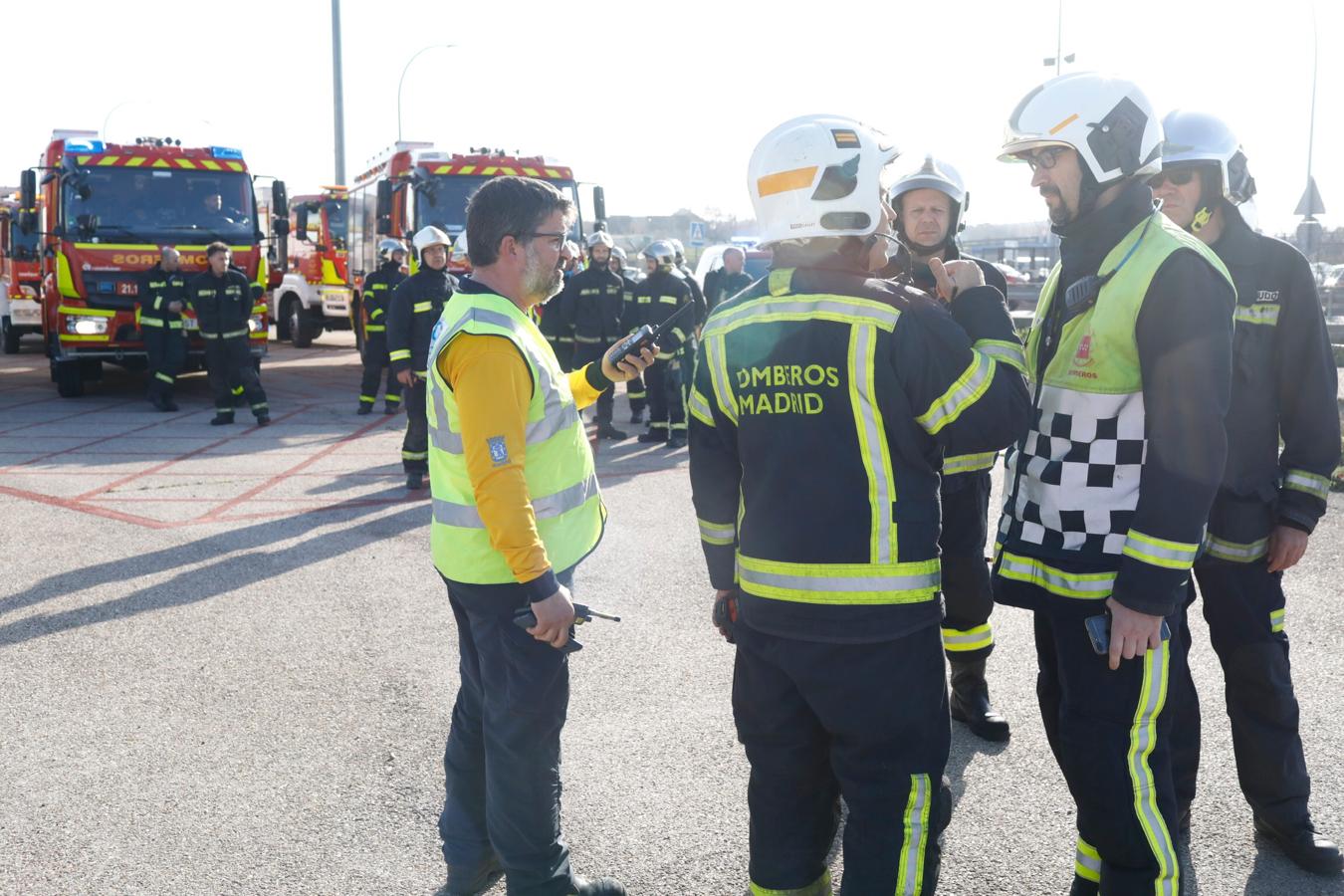 Equipos de emergencias, dispuestos para el aterrizaje forzoso de un avión de Air Canada. 