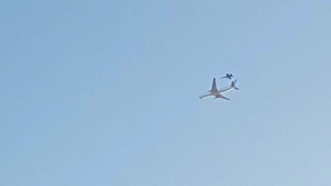 Fotografía facilitada por el Ministerio de Defensa de un caza F-18 del Ejército del Aire que inspecciona el estado exterior del avión de Air Canada que se prepara para un aterrizaje de emergencia en el aeropuerto de Barajas. 