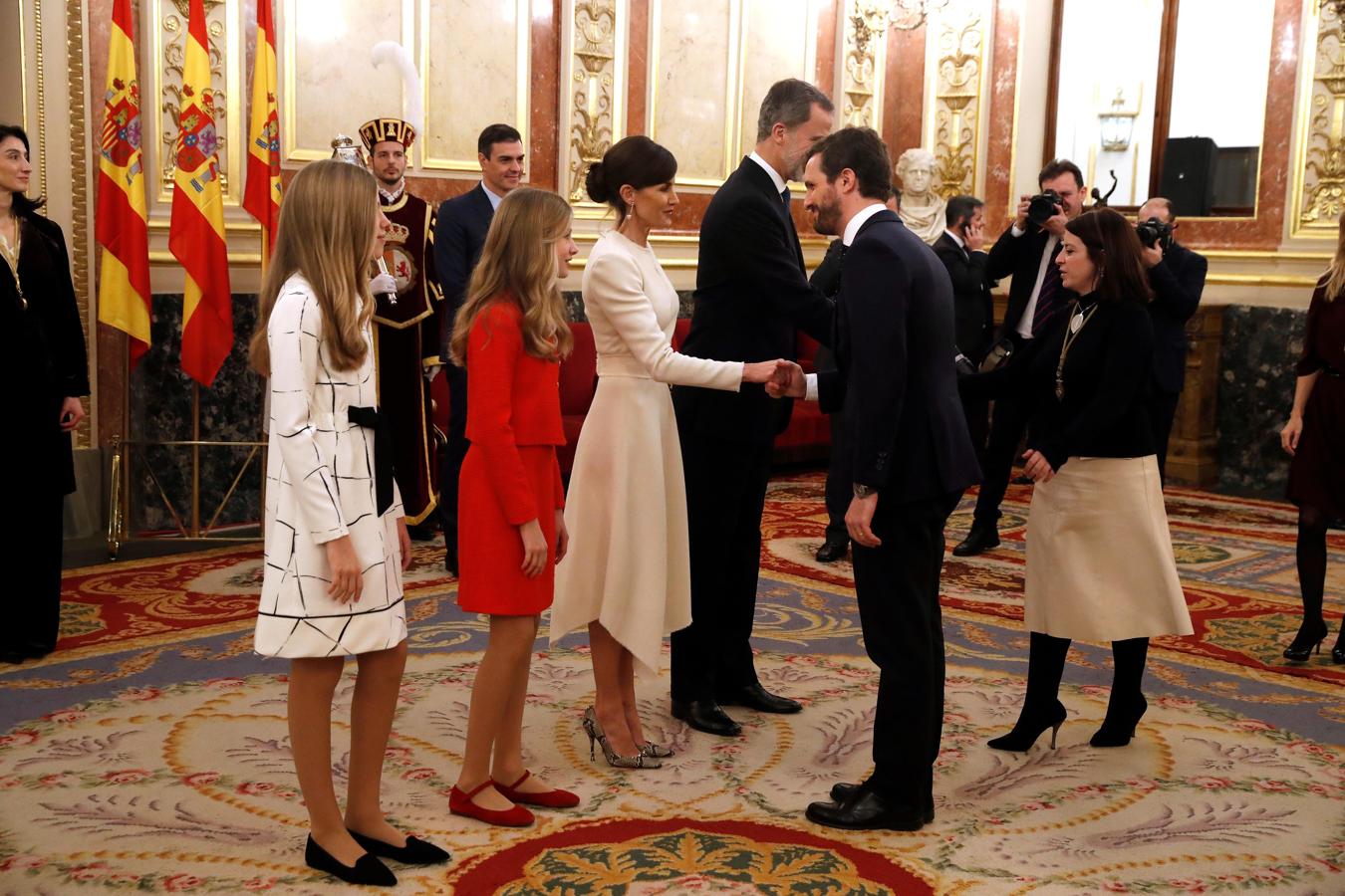 El Rey Felipe saluda a la portavoz del grupo parlamentario socialista, Adriana Lastra, mientras la reina Letizia saluda al presidente del PP, Pablo Casado.. 