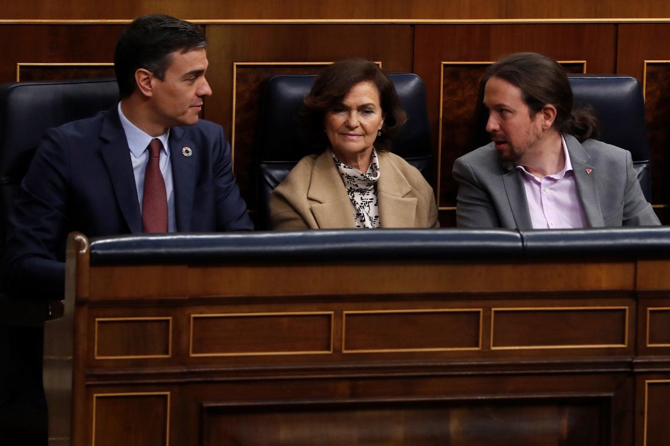 El presidente del Gobierno, Pedro Sánchez, junto a la vicepresidenta primera, Carmen Calvo, y el vicepresidente segundo, Pablo Iglesias, al inicio de la apertura solemne de la XIV Legislatura.. 