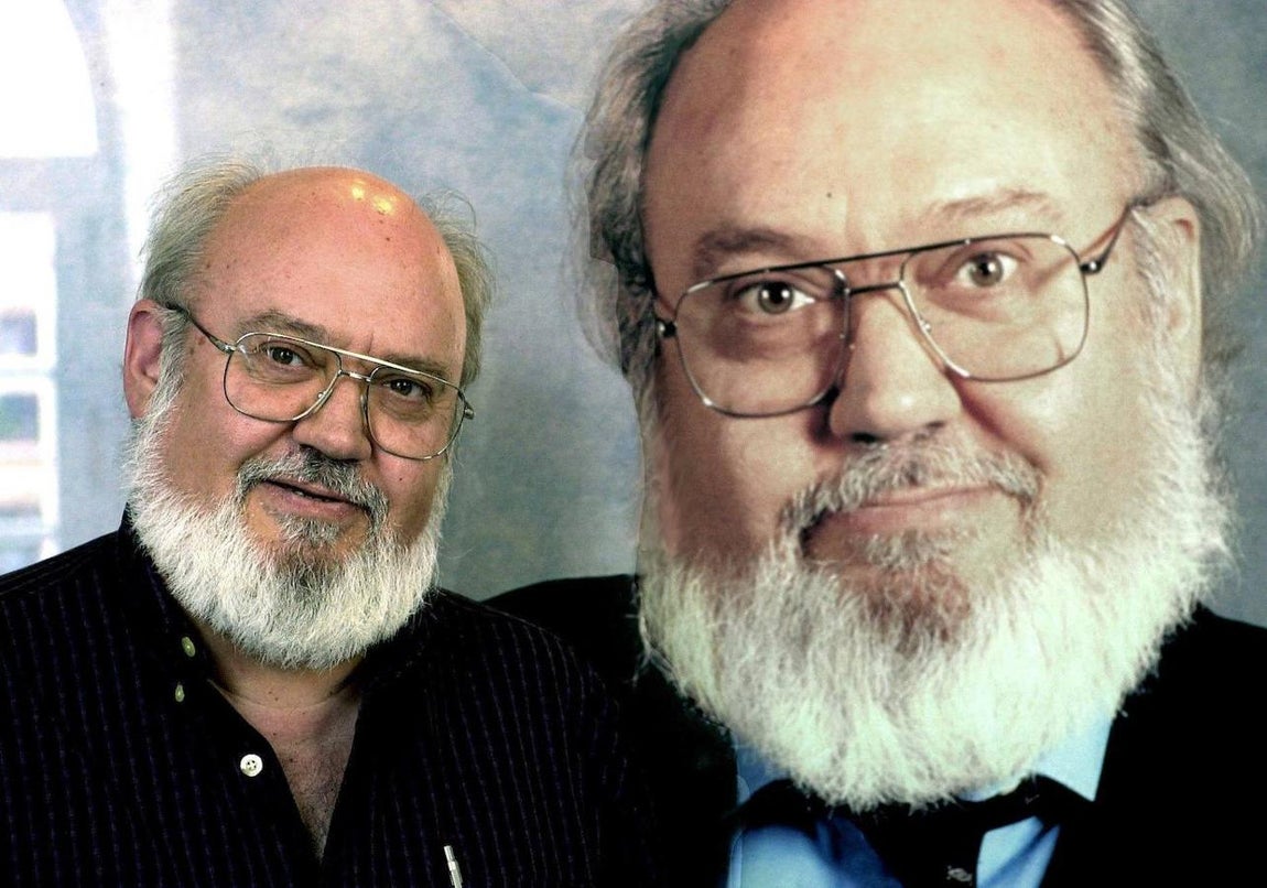 El director de cine ha muerto en el Hospital de La Princesa, tal y como ha podido saber ABC.. 