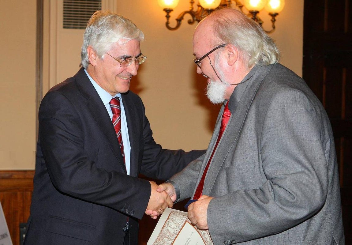 El expresidente de Castilla-La Mancha, José María Barreda, con el cineasta José Luis Cuerda, en una imagen  tomada en el Instituto de Estudios Albacetenses el 23 de abril de 2008. 