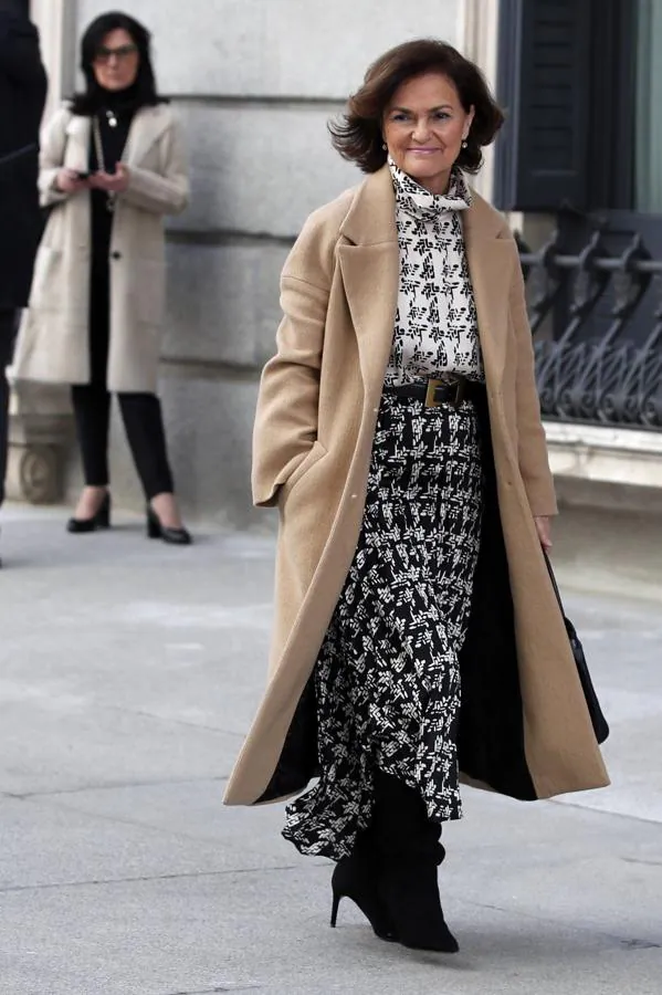 Carmen Calvo. La vicepresidenta primera del gobierno eligió un elegante vestido largo estampado con botines negros y un abrigo largo marrón