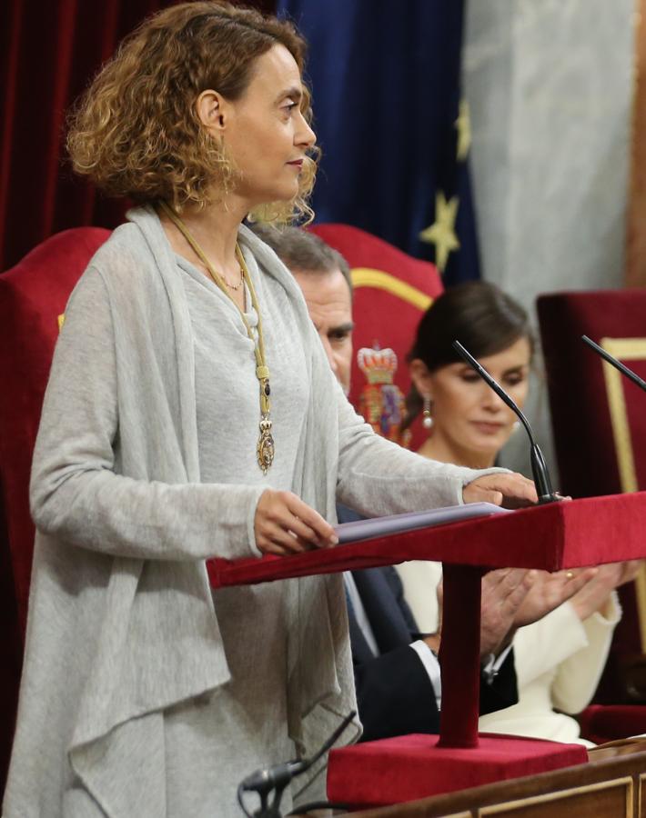 Meritxell Batet. La presidenta del Congreso optó por un vestido gris de punto con encaje en la parte baja y una chaqueta a juego. Como complemento, un vistoso collar y unos zapatos a juego con el vestido