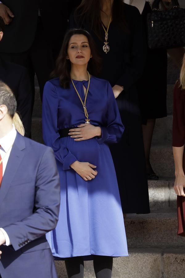 Inés Arrimadas. La diputada de Ciudadanos lució un elegante vestido azul y un cinturón ancho negro que marcaba su embarazo. También se puso la medalla colgada al cuello. Un distintivo otorgado a los miembros de la Mesa o de la Junta de Portavoces del Congreso y del Senado y que tienen la opción de lucir o no durante actos solemnes