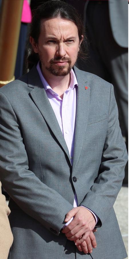 Pablo Iglesias. El vicepresidente del Gobierno ha sorprendido para bien al elegir un elegante traje de chaqueta gris. Lo que ha sido menos afortunado ha sido la camisa rosa, sin corbata y con el primer botón desabrochado. Además, Iglesias ha decorado la solapa de su traje con un triángulo rojo invertido, símbolo de la lucha antifascista. La forma del pin es igual a la marca con la que los nazis identificaban a los presos políticos en los campos de concentración