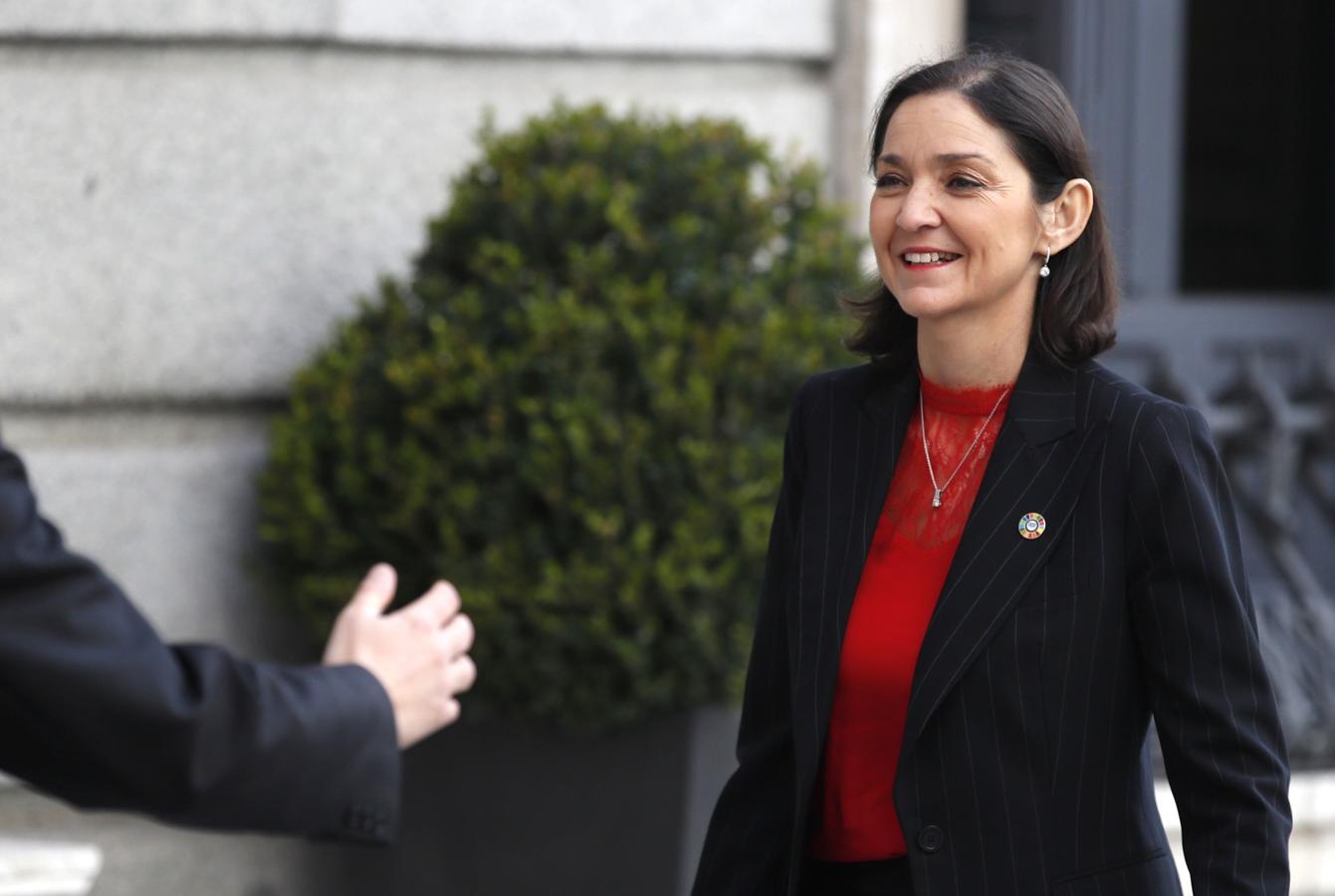 Reyes Maroto. La ministra de Industria, Comercio y Turismo lució un traje de chaqueta negro con finas líneas grises y un fino jersey rojo. Al igual que Sánchez, Maroto se colocó el pin símbolo de los Objetivos de Desarrollo Sostenible de Naciones Unidas. Como complementos, la ministra escogió unos pendientes de brillantes con el collar a juego