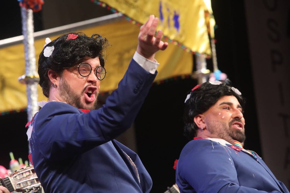 FOTOS: La chirigota Aquí estamos de paso el COAC 2020