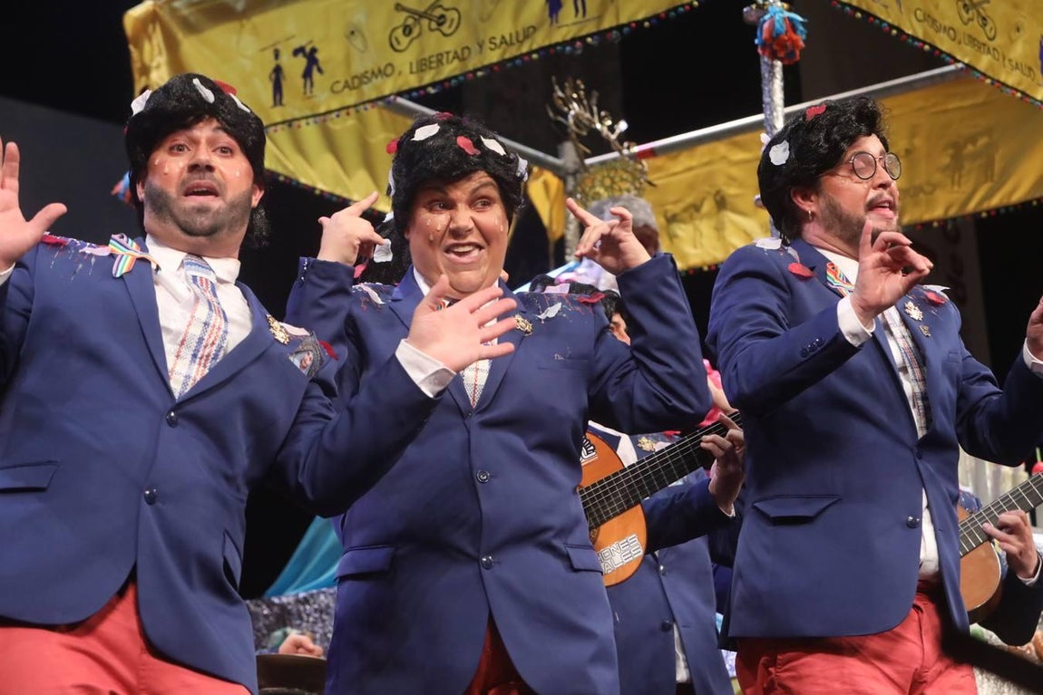 FOTOS: La chirigota Aquí estamos de paso el COAC 2020