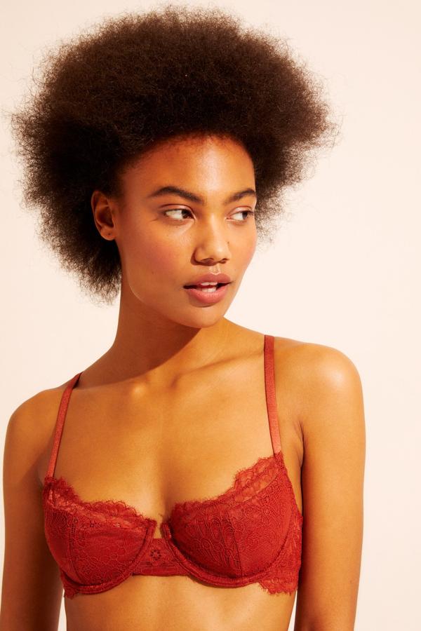 Baxter Bra. De la firma de la modelo Emily Ratajkowski es este sujetador con aros confeccionado en encaje y con tiras ajustables. Su precio es de 77 euros.