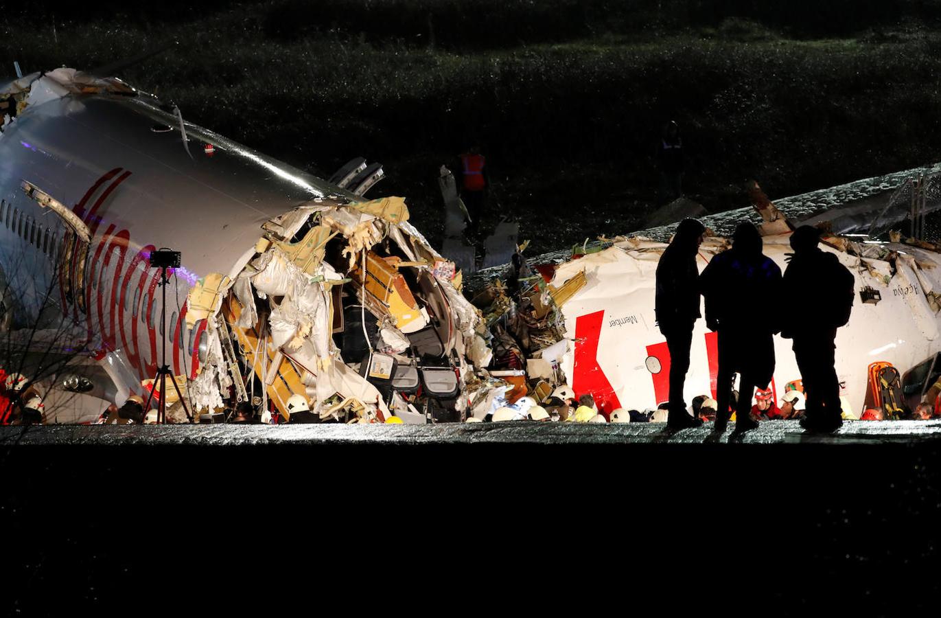 Algunos de los pasajeros pudieron salir de la aeronave por las alas del avión, según las imágenes grabadas por medios locales.. 
