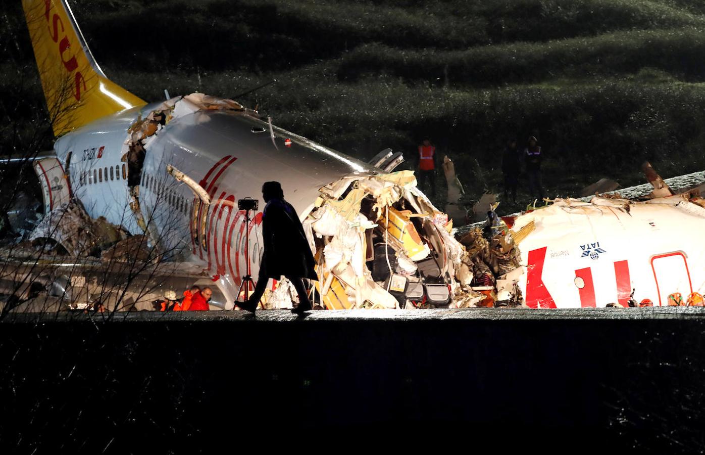 También se ve cómo varios pasajeros abandonan el avión por huecos en el fuselaje causados al romperse el aparato.. 