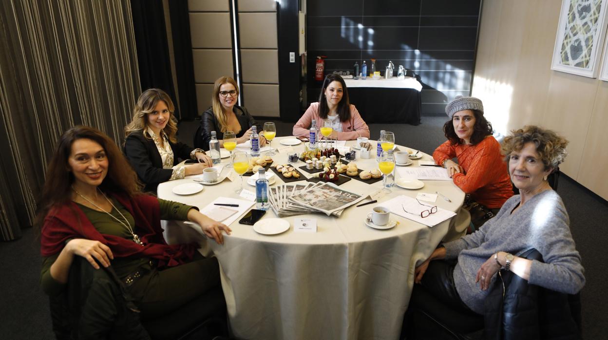 El desayuno «Andalucía en femenino», en imágenes