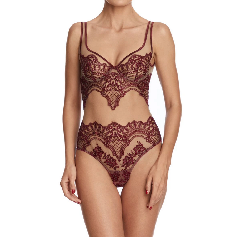Truly Sophisticated Bodysuit in Bordeaux. Este modelo de body de I.D Sarrieri con ligero soporte de aros en el pecho y confeccionado en encaje le aportará la chispa necesaria a esta fecha tan romántica, ¡prometido! Su precio es de 495 euros.