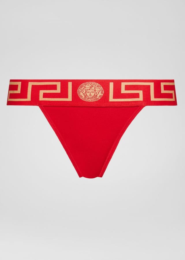 Tanga de Versace. Para las que buscan algo más sencillo y sin el encaje como protagonista es este tanga en forma de V con motivo Medusa y borde de Greca en la cinturilla elástica firmado por Versace. Su precio es de 40 euros.