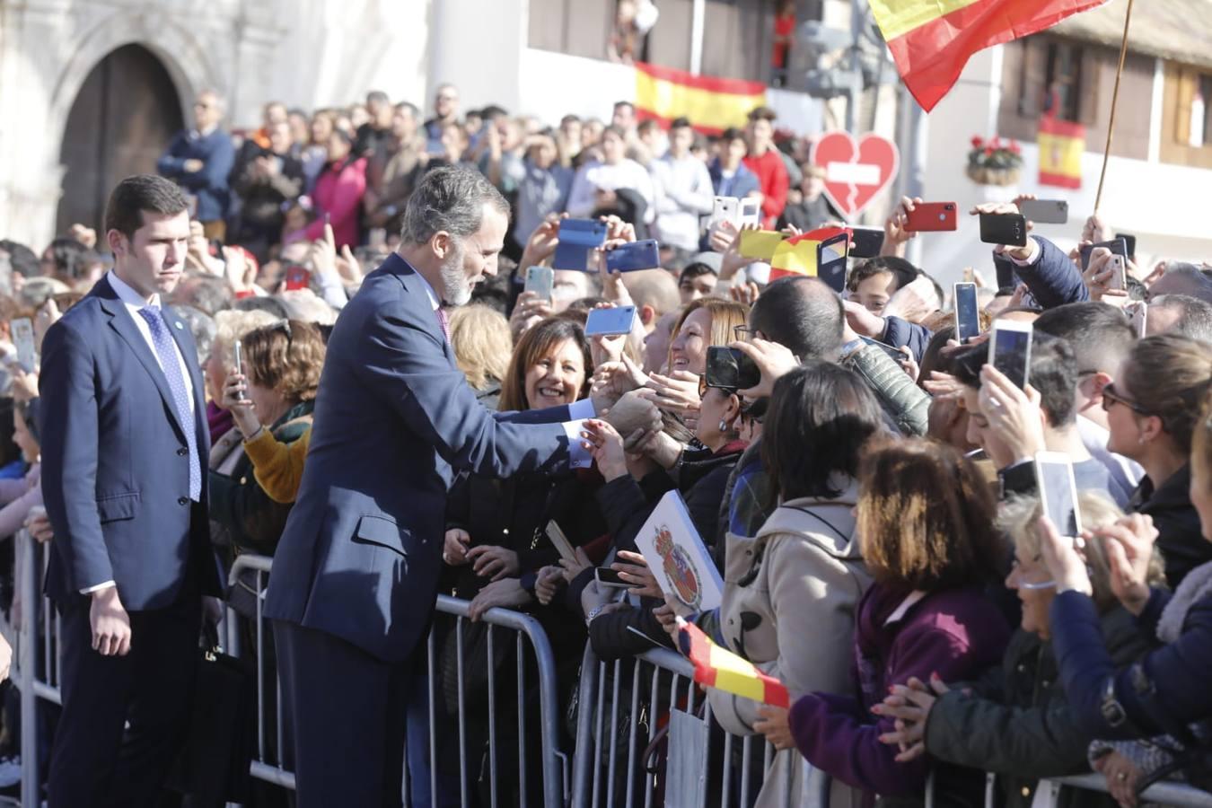 Écija recibe con enorme entusiasmo la visita de los Reyes