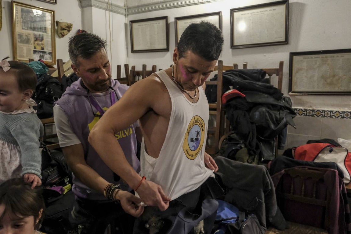 FOTOS: Así se prepara la chirigota de Vera Luque, Los #Cadifornia, para su pase en el COAC 2020