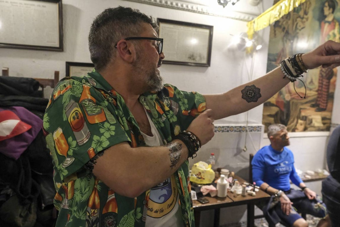 FOTOS: Así se prepara la chirigota de Vera Luque, Los #Cadifornia, para su pase en el COAC 2020