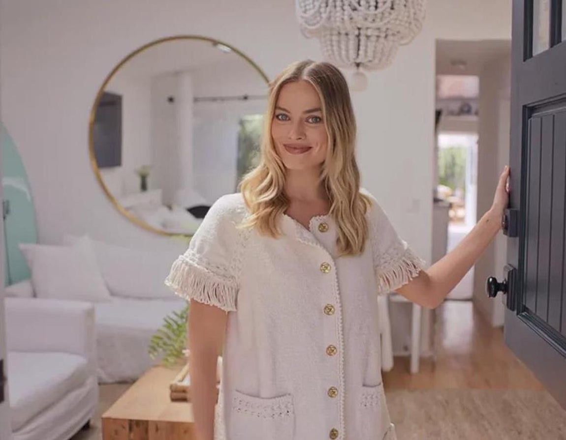 Atípica. Lejos de entrar en el círculo de las frandes fortunas de Hollywood, en el cénit de su carrera Margot Robbie compartía piso con otros seis amigos en Londres. La prensa cuestionaba su elección y la respuesta  de la actriz era siempre era la misma: "Tengo 24 años y lo normal es que las personas de mi edad compartan piso y que dentro de unos años se muden con su pareja. Lo que no es norma es que viva una mansión de lujo"