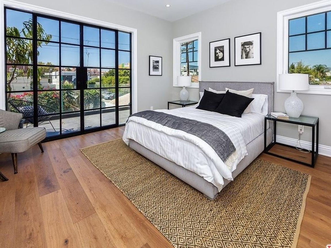 Hancock Park. La vivienda tiene dos dormitorios principales casi idénticos donde la luz natural directa toma el espacio desde las grandes puertas acristaladas que se abren a una enorme terraza. Están en el segundo piso de la vivienda. El dormitorio principal está perfectamente erfectamente aislado y tiene un pavimento forrado con grandes láminas de madera