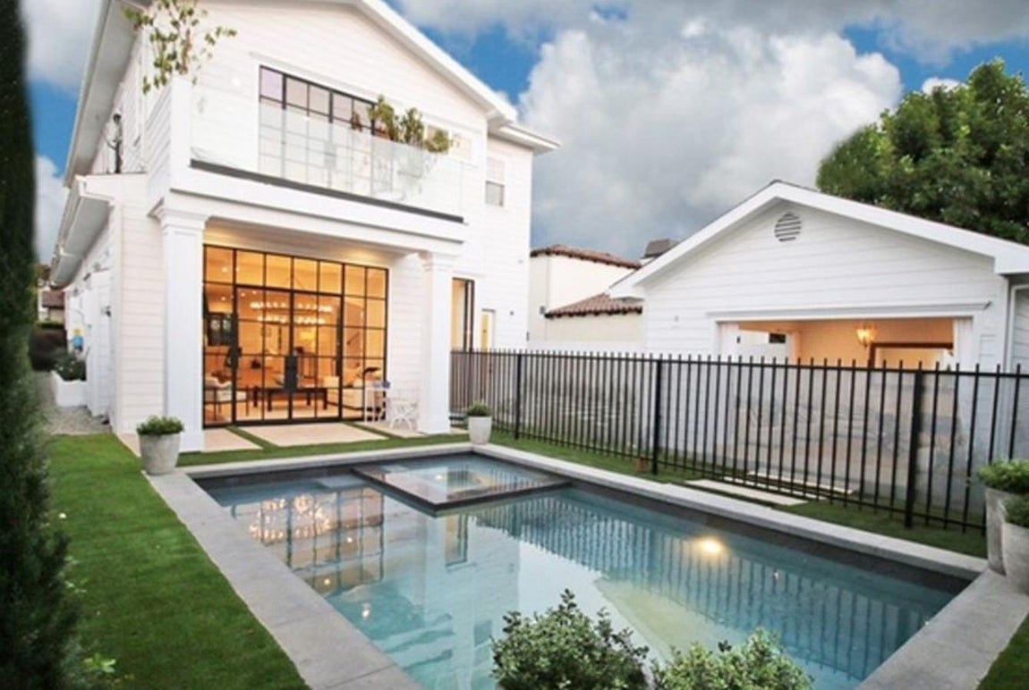 Hancock Park. La piscina de la actriz tiene varios niveles y ocupa casi toda la zona ajardinada de la casa, en una esquina de la piscina guarda espacio un jacuzzi climatizado de tipo spa. Margot Robbie es de origen australiano y, aunque finalmente sucumbió a vivir en Los Ángeles con su marido por cuestiones laborales, sigue reconociendo que no se siente identificada con la forma de vida de Hollywood