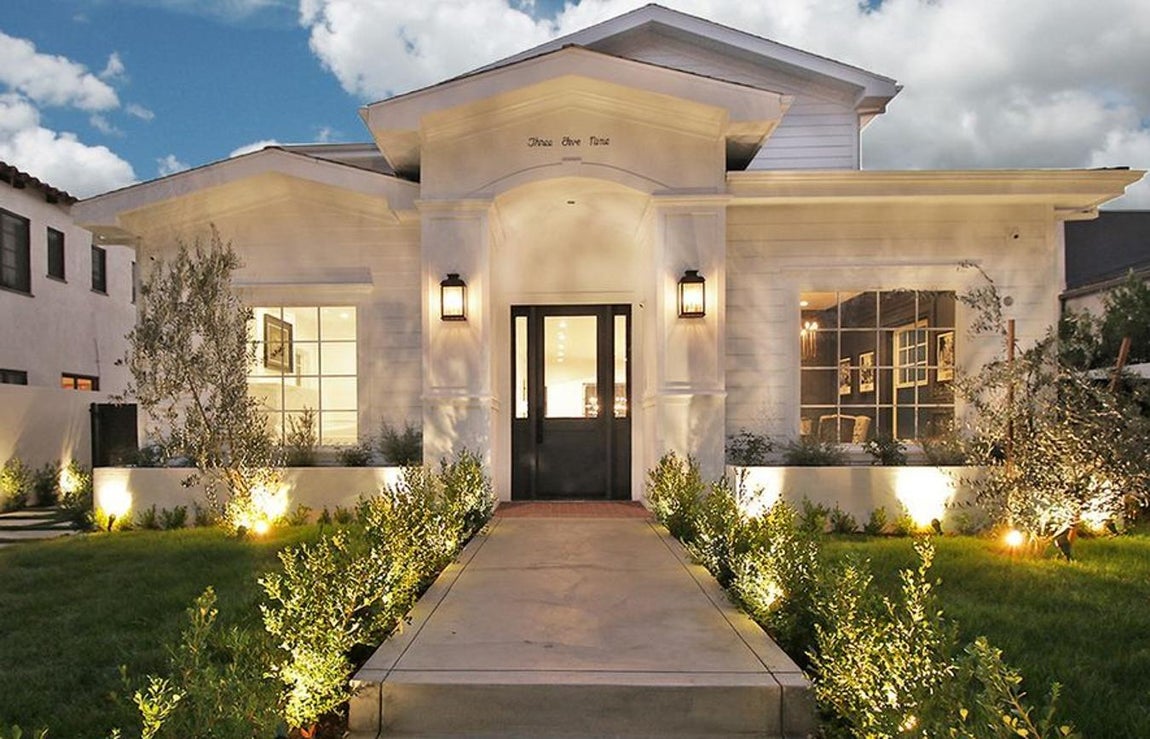 Hancock Park. La casa, con acabados de lujo como el pavimento de roble europeo o las estancias de capricho como el patio interior, la bodega y la piscina es, a su vez, muy sencilla. El diario "The Observer" se aventura predecir que lo que probablemente empujó a Margot Robbie a optar por esta casa es el hecho de que tiene una habitación acondicionada solo para mascotas. La protagonista de "Aves de presa" adoptó a varios animales