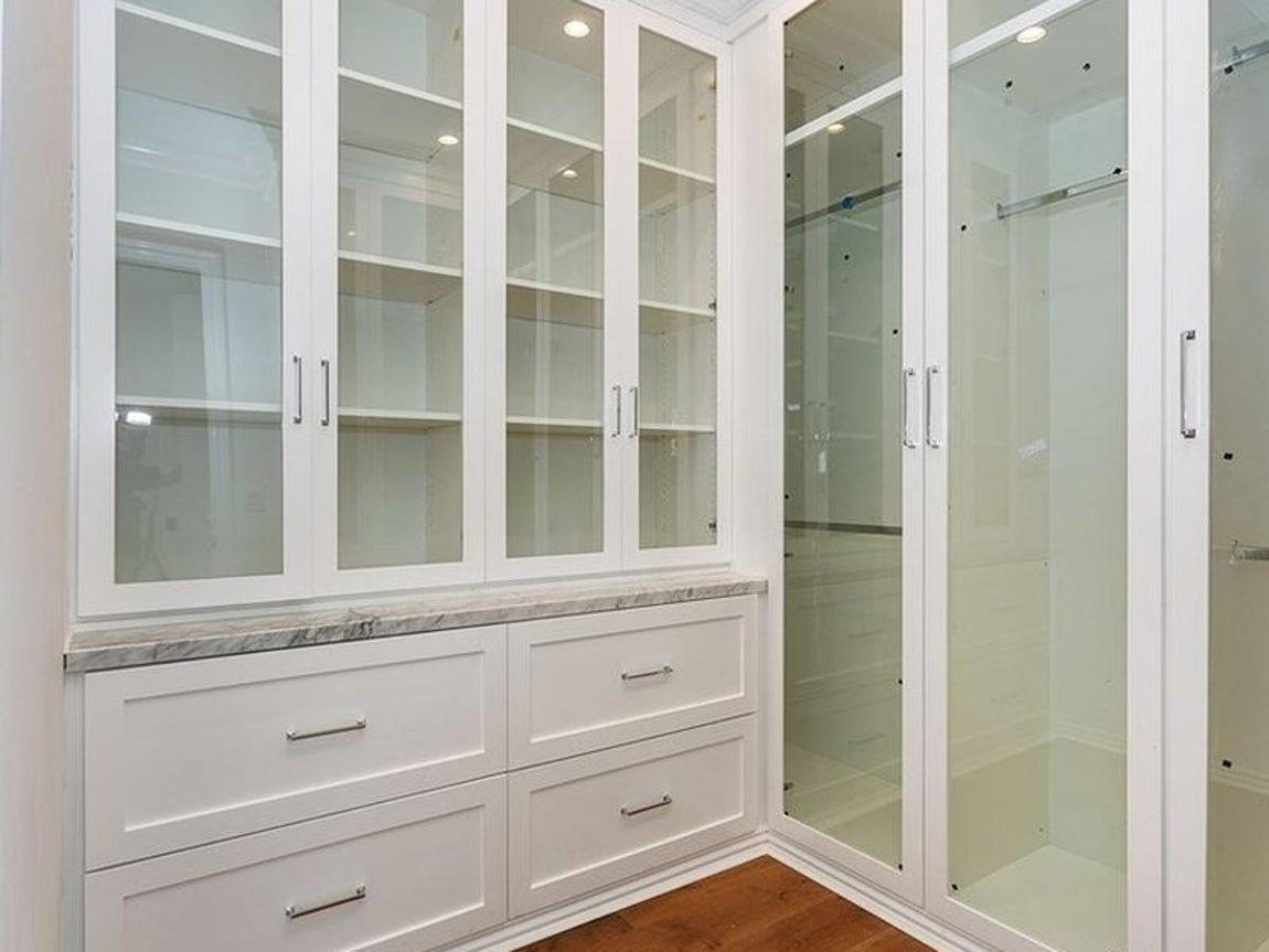 Hancock Park. El mayor lujo de la suite en la que descansa Margot Robbie es una habitación de servicio amueblada y con un vestidor con mucho fondo para organiar su indumentaria. Poco ha contado de su casa la intérprete de "Harley Quinn", que desde los inicios de su carrera optó por mantener su vida privada alejada de los focos