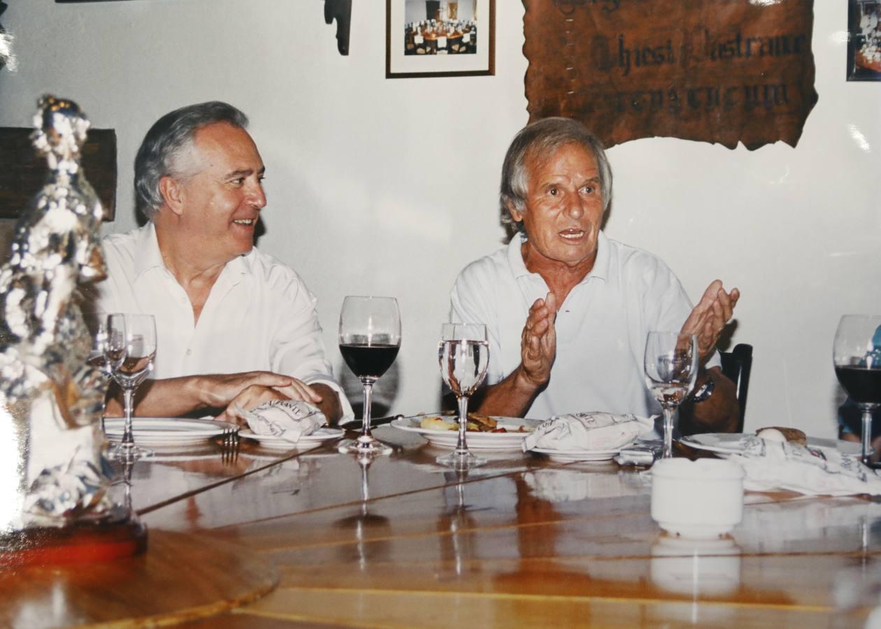 Manuel Benítez «El Cordobés» sentado a la mesa. 