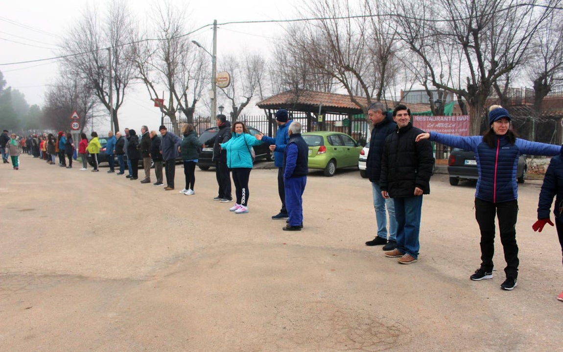 Vecinos de Villafranca de los Caballeros «llenan» a cubos las lagunas