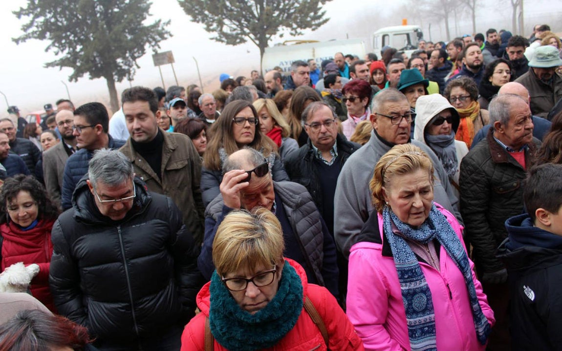 Vecinos de Villafranca de los Caballeros «llenan» a cubos las lagunas