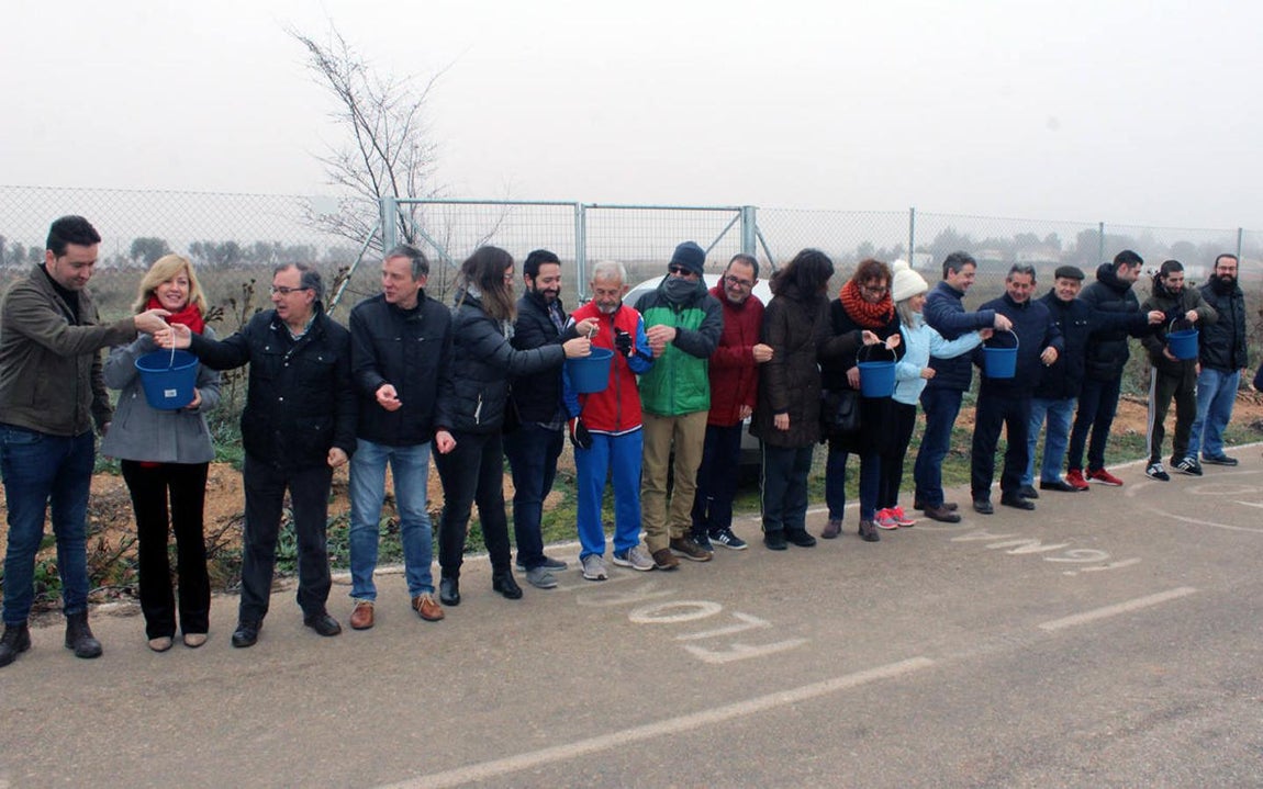 Vecinos de Villafranca de los Caballeros «llenan» a cubos las lagunas
