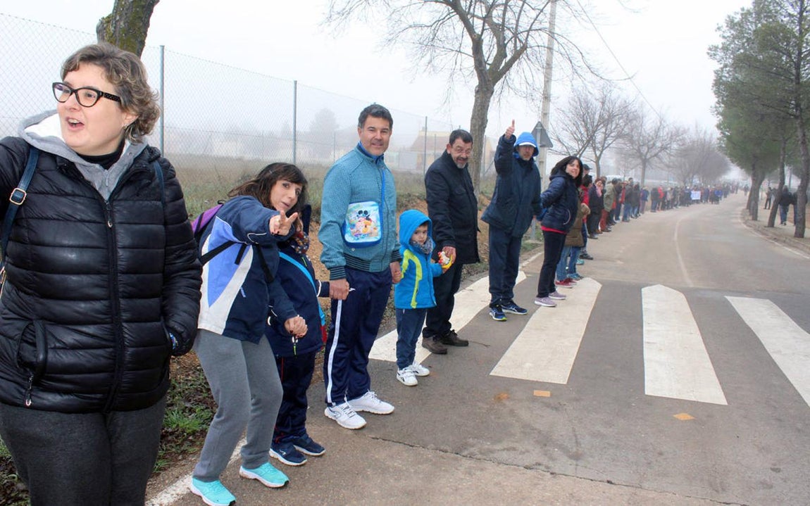 Vecinos de Villafranca de los Caballeros «llenan» a cubos las lagunas