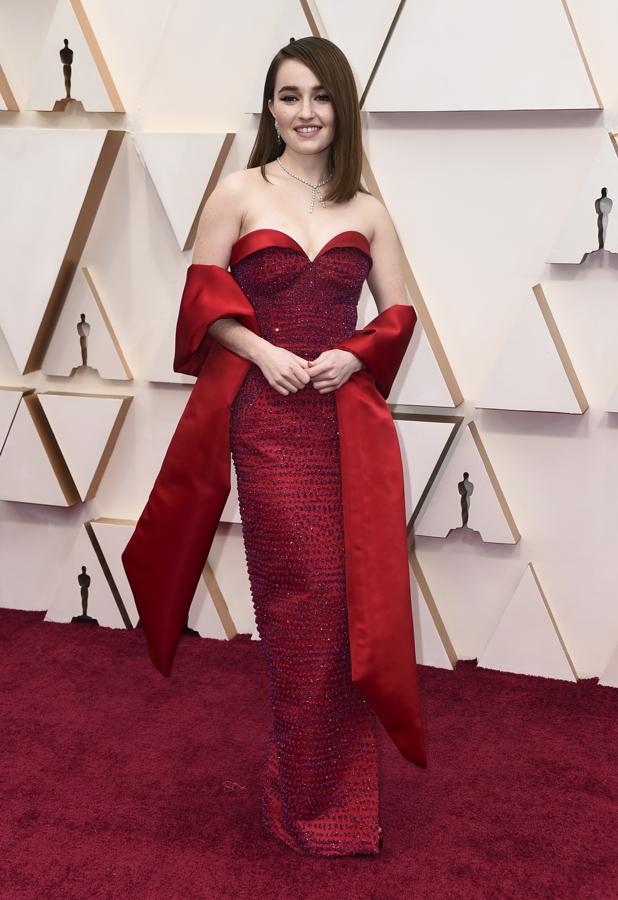 Kaitlyn Dever lució un vestido en rojo de escote corazón poco favorecedor. 