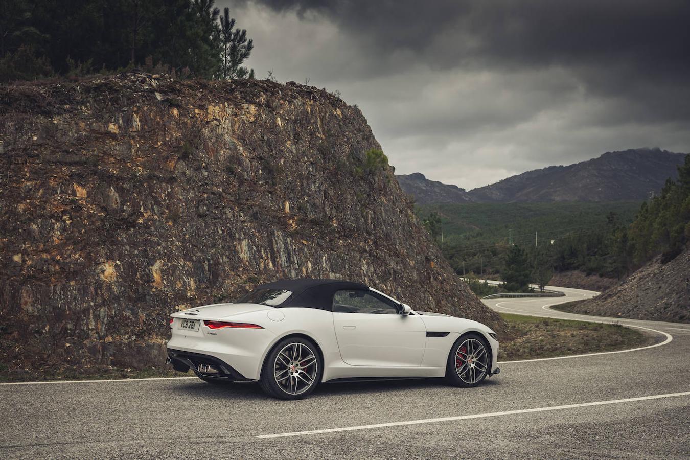 El nuevo Jaguar F-Type, tanto en versión coupé y convertible, en imágenes