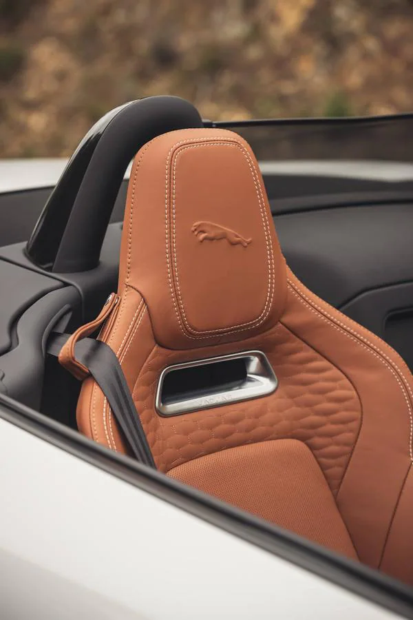 El nuevo Jaguar F-Type, tanto en versión coupé y convertible, en imágenes